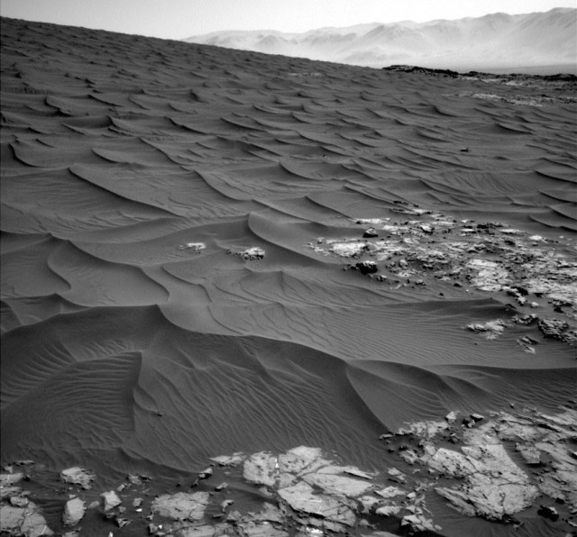Восхитительные темные дюны на Марсе