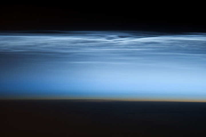 Удивительное фото серебристых облаков от астронавта МКС
