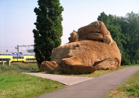 В Голландии появилась пушистая скульптура гигантской ондатры 