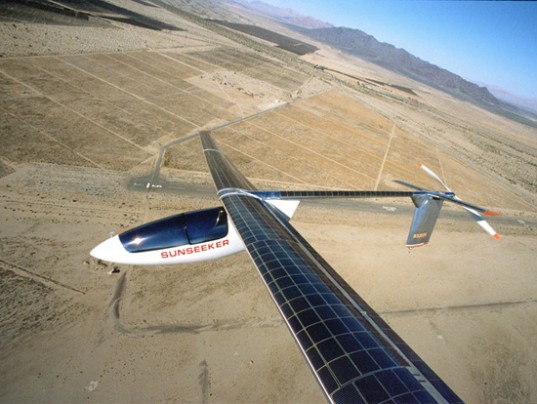 Первый в мире двухместный солнечный самолет