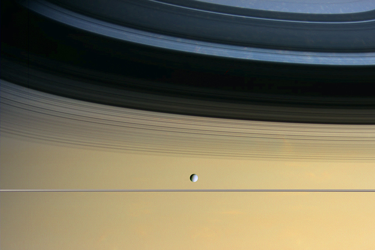 Луны Сатурна могут склеиваться после того, как разбились