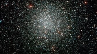 Черная дыра и нейтронная звезда сливаются в плотном звездном скоплении