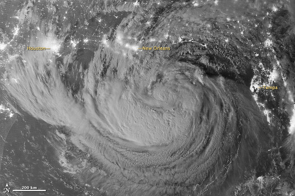 Поразительный снимок урагана «Исаак»