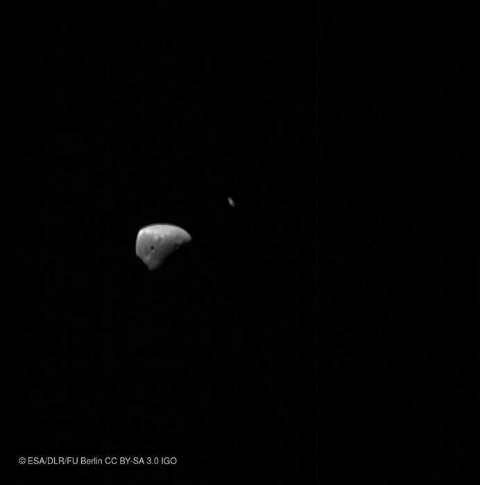 Сатурн в тандеме с Деймосом и Фобосом