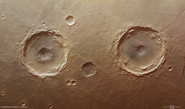 Взрывы внутри марсианских кратеров