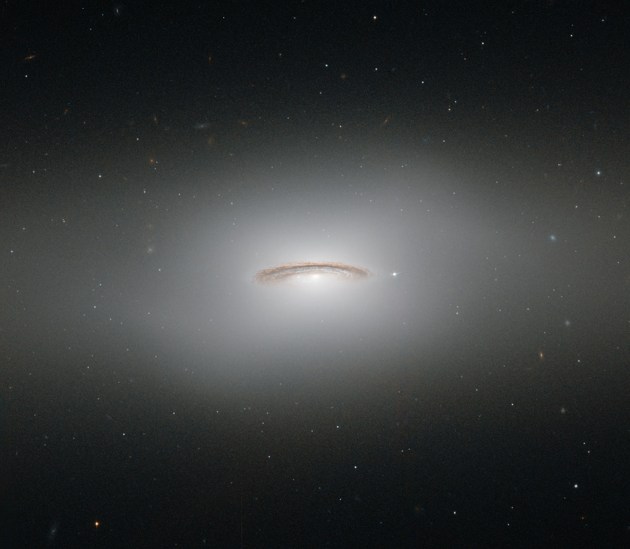 Хаббл рассматривает вихревой диск NGC 4526