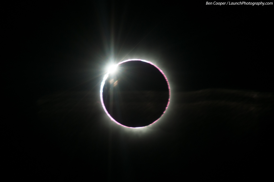Фотографии редкого гибридного солнечного затмения над Атлантикой и Африкой