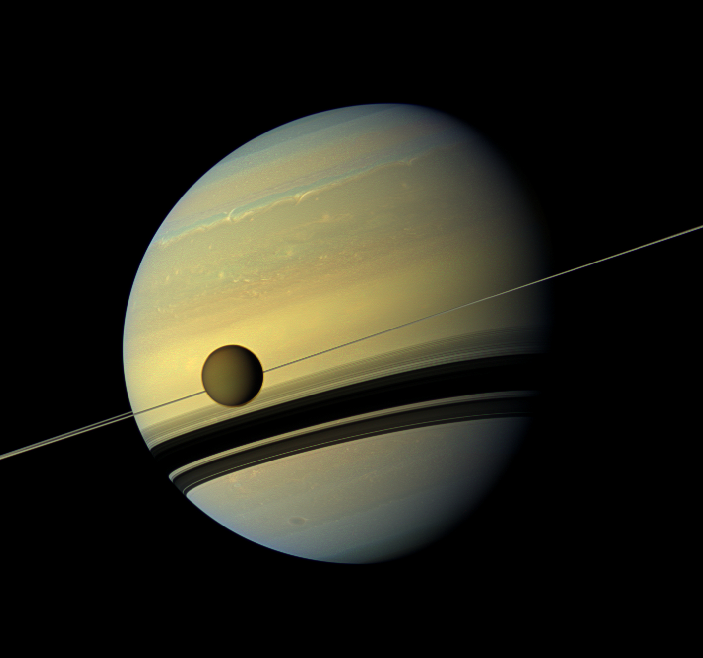 Сатурн и Титан "глазами" космического зонда "Кассини"