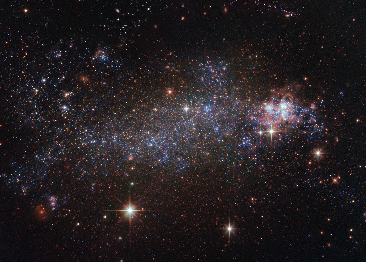 Hubble шпионит за галактикой-бунтарем NGC 5408
