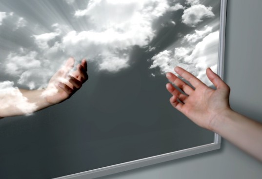 Создано необычное зеркало с плывущими облаками