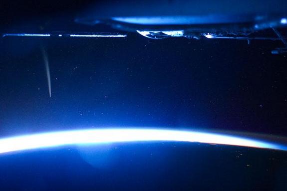 Космонавт МКС заснял удивительную комету
