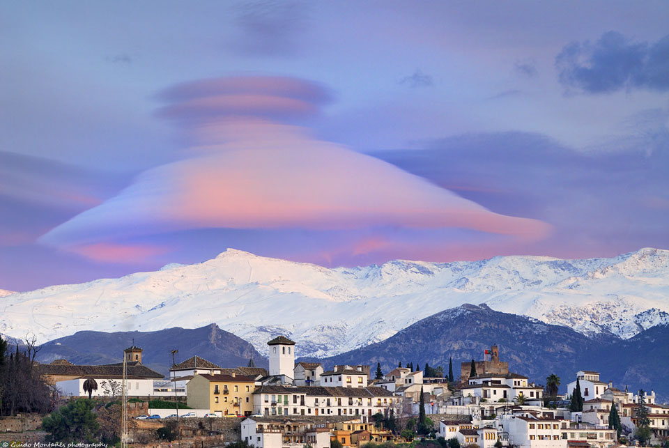 Кадр дня: облако-шапка над Сиеррой Невада 