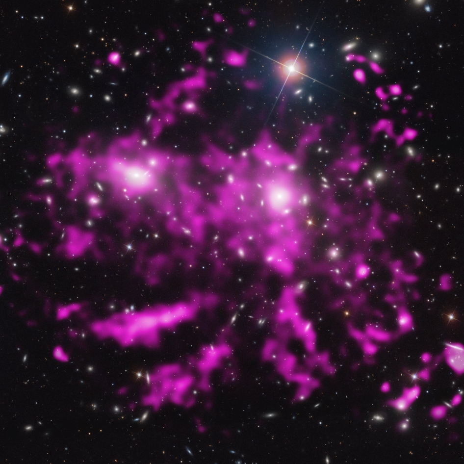 Очень необычный галактический кластер