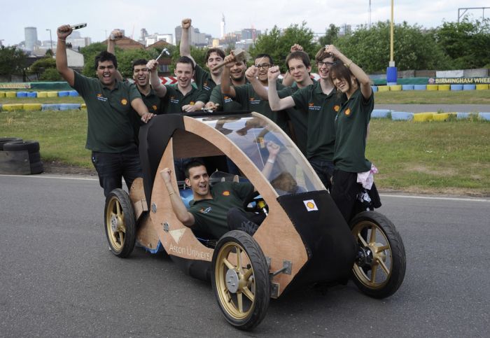 Студенты создали экологичный автомобиль из фанеры и бамбука
