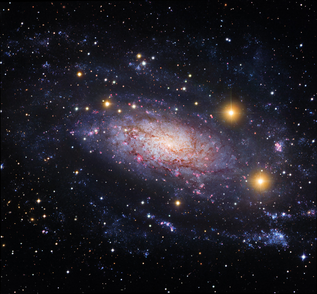 Галактика в Гидре на великолепном фото