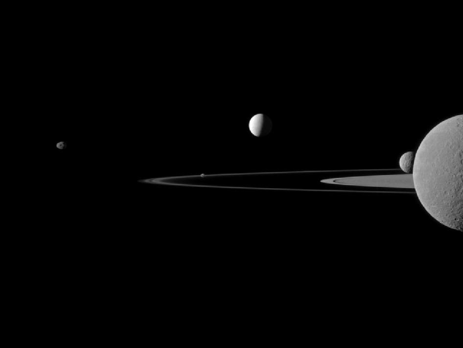 Кассини сфотографировал квинтет спутников Сатурна