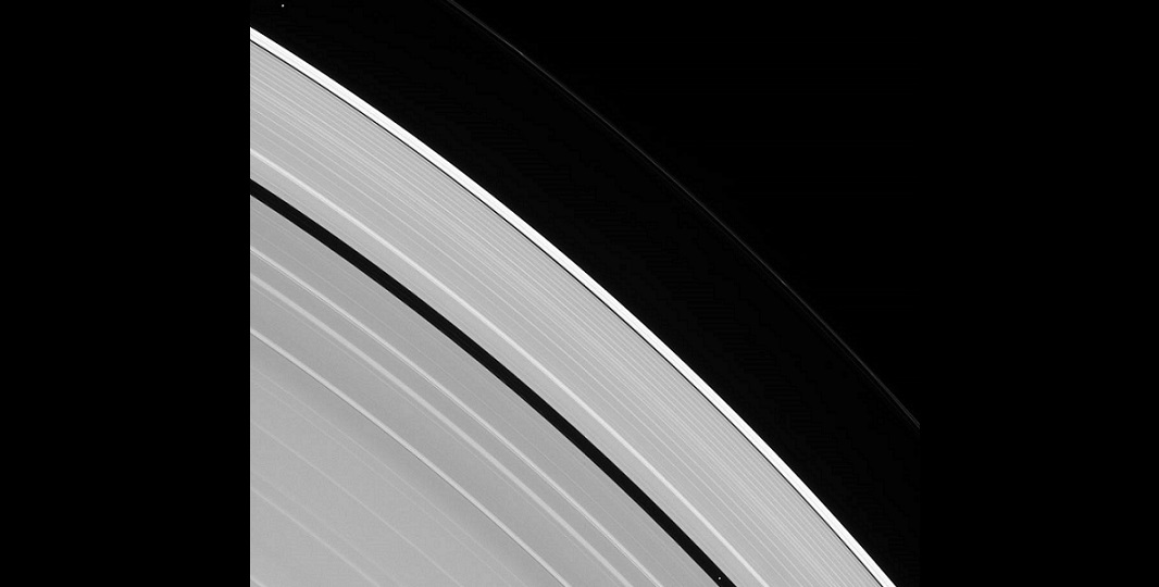 Найдите миниатюрные спутники Сатурна на фото