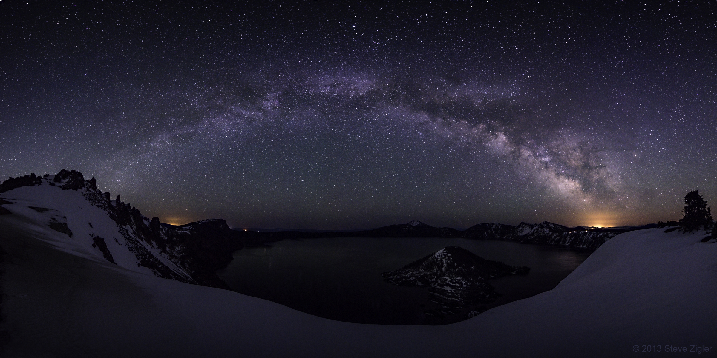 Млечный Путь светит над Крейтером на потрясающей фотографии