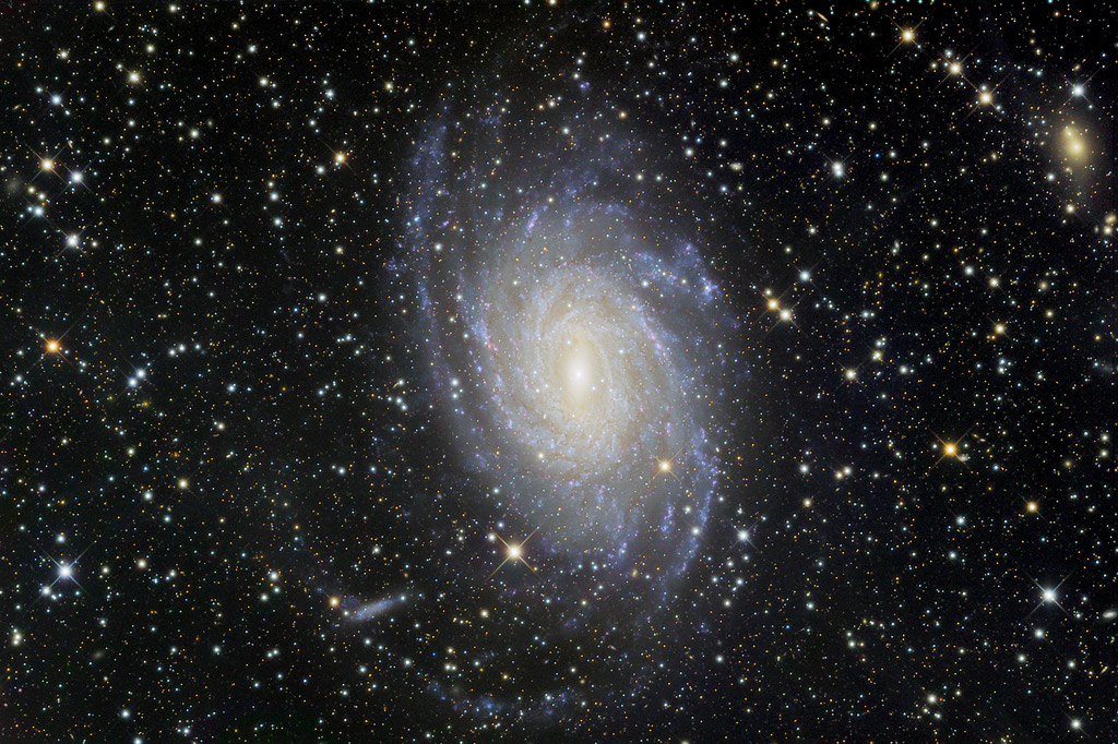 Галактика в Павлине на великолепном фото