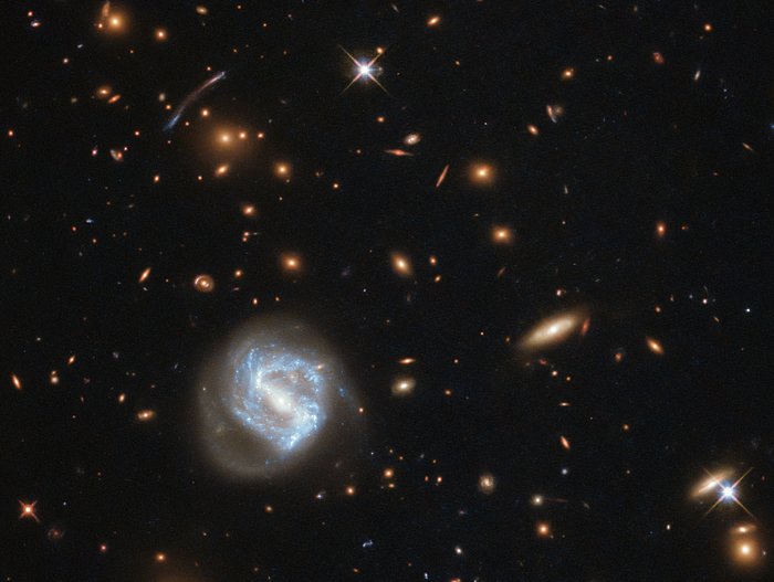 Яркое скопление галактик от Хаббла