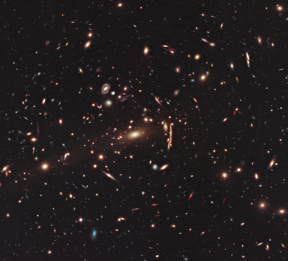 Галактики, искривленные темной материей Вселенной