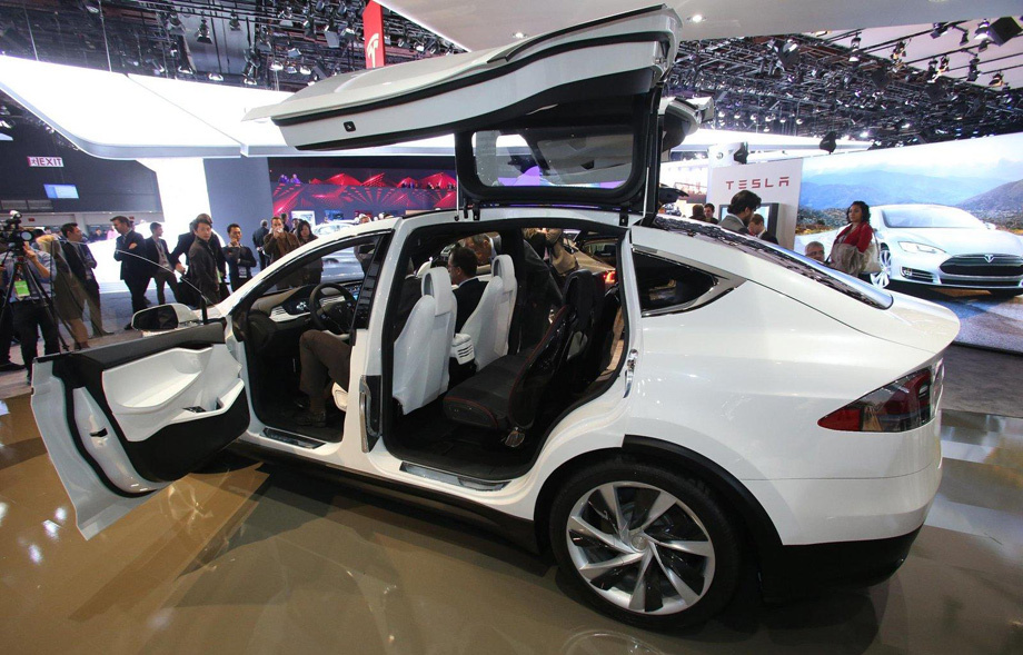 Tesla Model X завоевала симпатию на автошоу