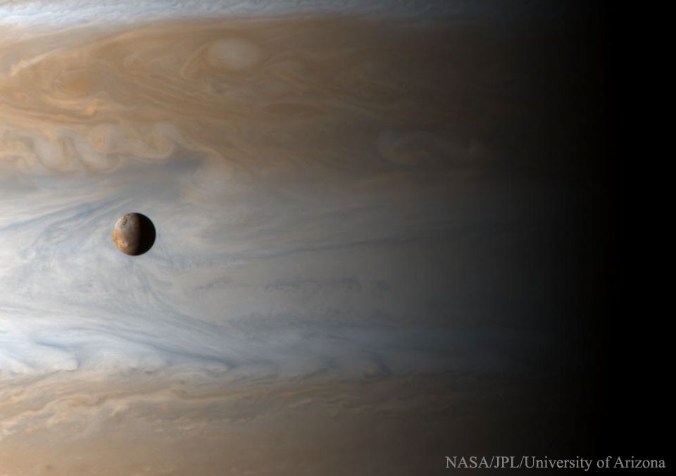 Спутник Ио на фоне Юпитера  