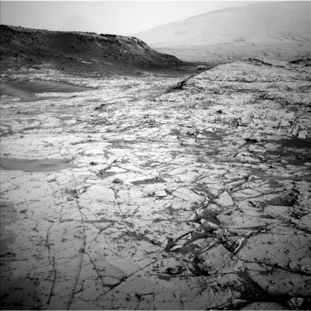 Новое черно-белое фото Марса от MAVEN и Curiosity