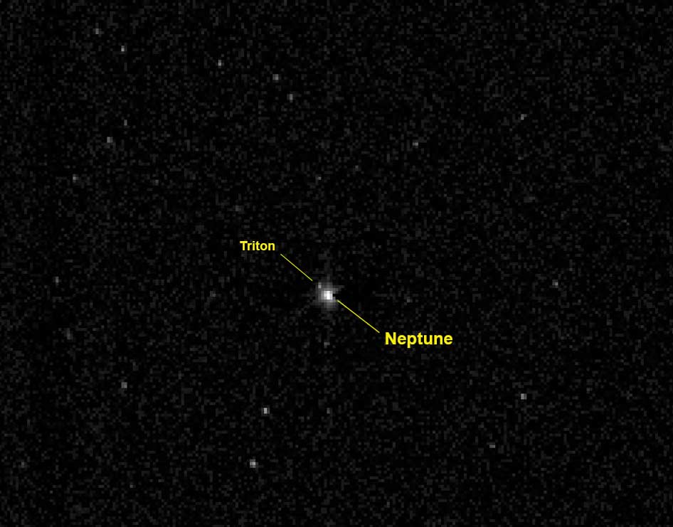 Фотография Нептуна и Тритона от "Новых Горизонтов"