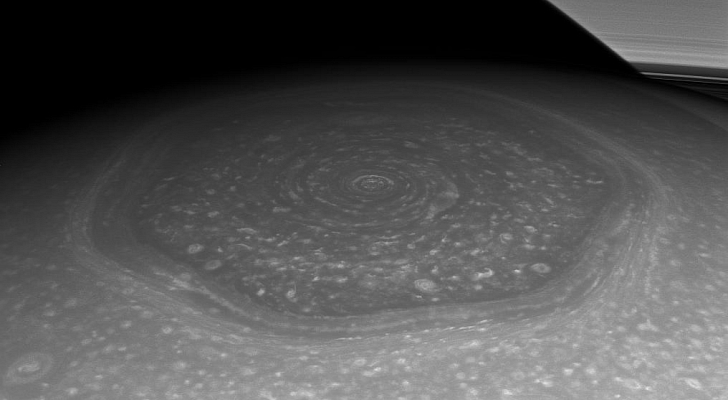 КА "Кассини" продолжает активно изучать систему Сатурна