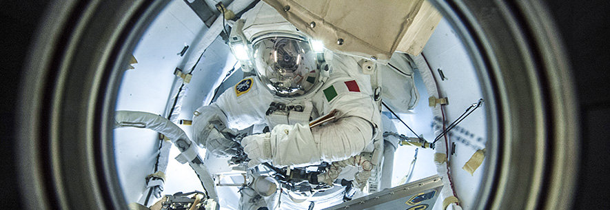 Брак космического костюма помешал космонавту выйти в открытый космос