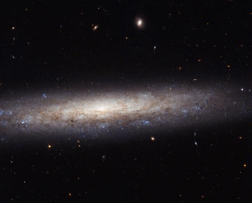Хаббл ловит пыльную спиральную галактику в созвездии Девы