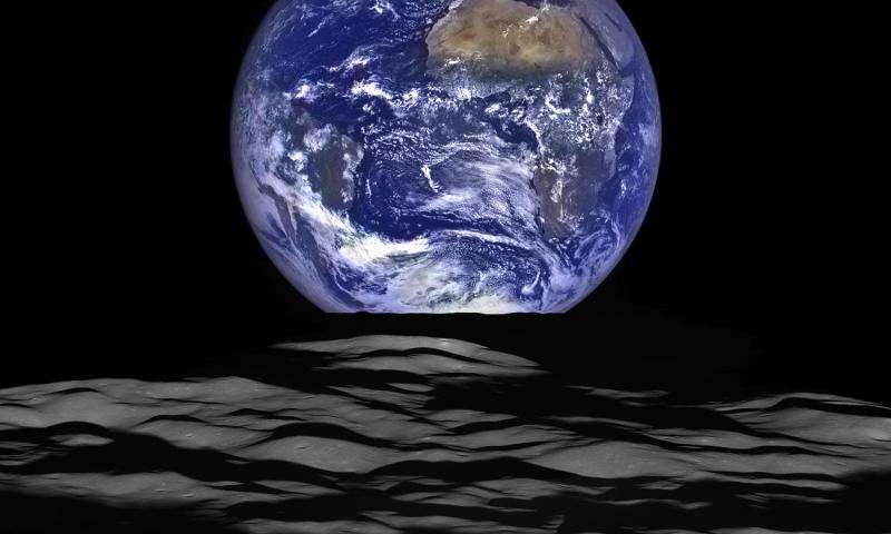 LRO прислал новую удивительную фотографию восхода Земли над Луной