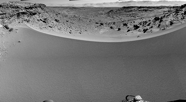 Марсоход "Курьозити" на краю дюн