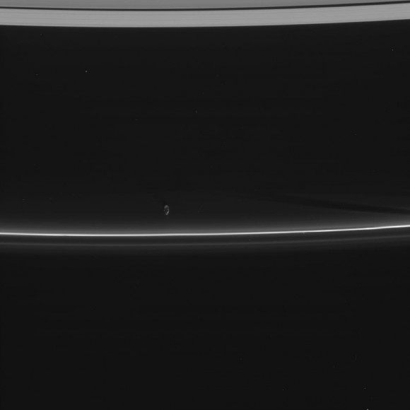 Анимация Дня: спутник Сатурна Прометей