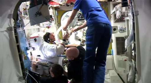 Выход в открытый космос прерван после утечки воды в шлем астронавта