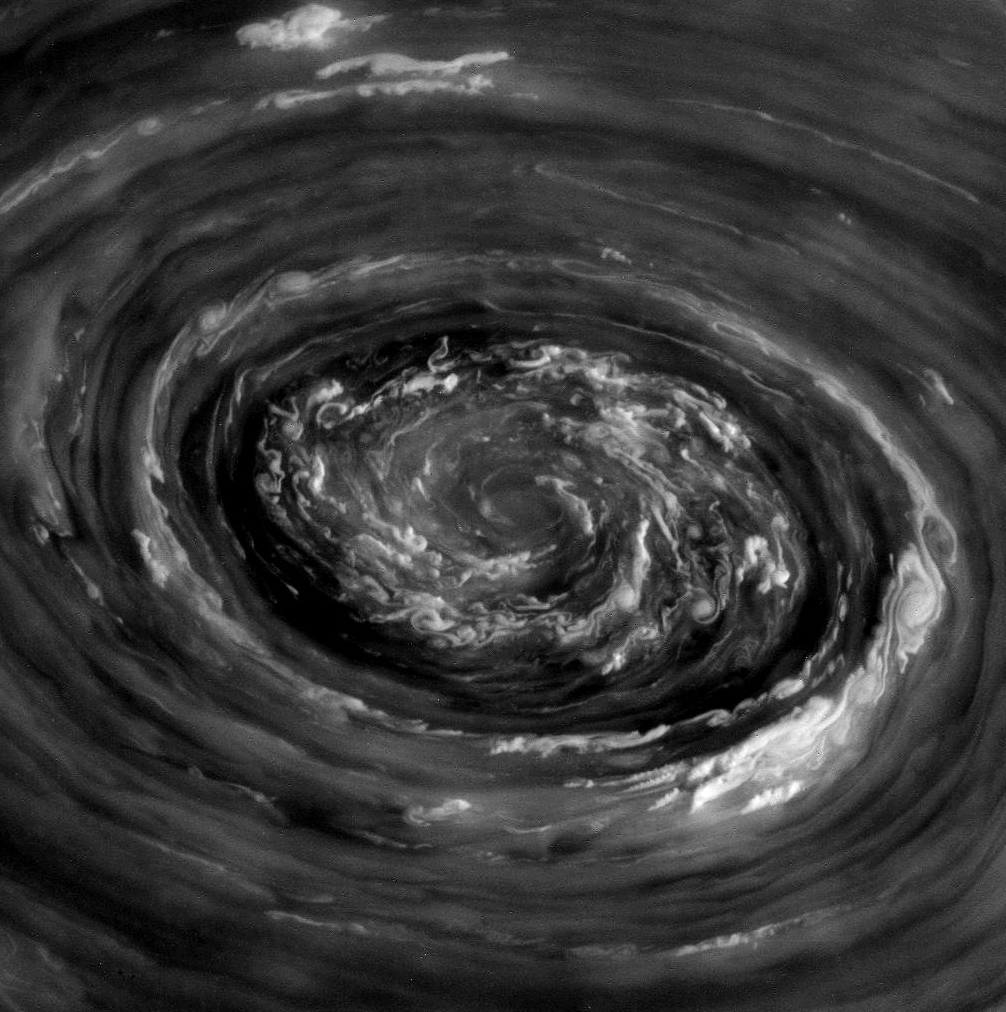 Фото: гигантский вихрь на северном полюсе Сатурна