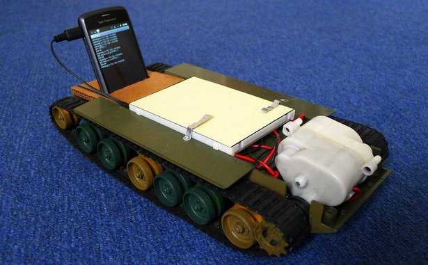 Игрушечный робот-танк управляется с помощью телефона с Android