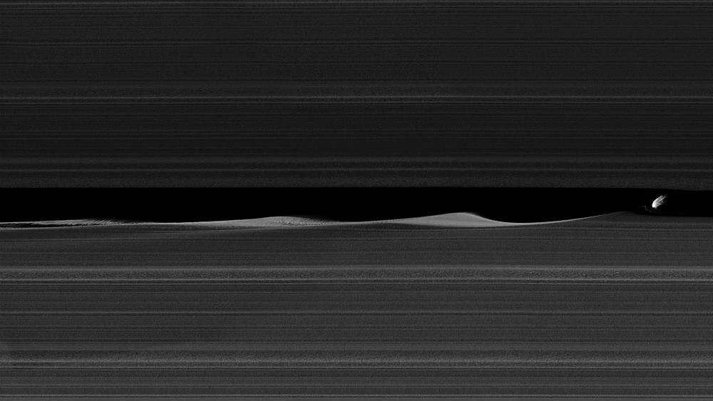 Дафнис создает волны на Сатурне