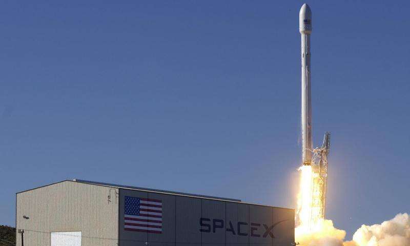 SpaceX запускает спутник и пытается посадить ракету на воду сегодня