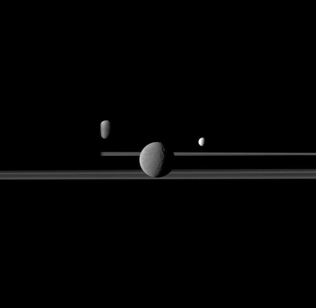 Ледяные луны Сатурна стали понятнее благодаря Кассини