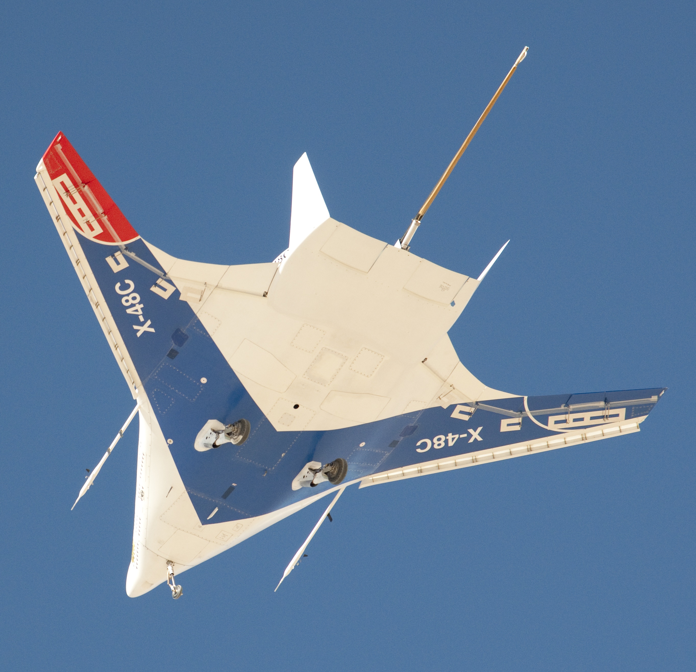 Боинг X-48 выполнил 100-тестовый полет