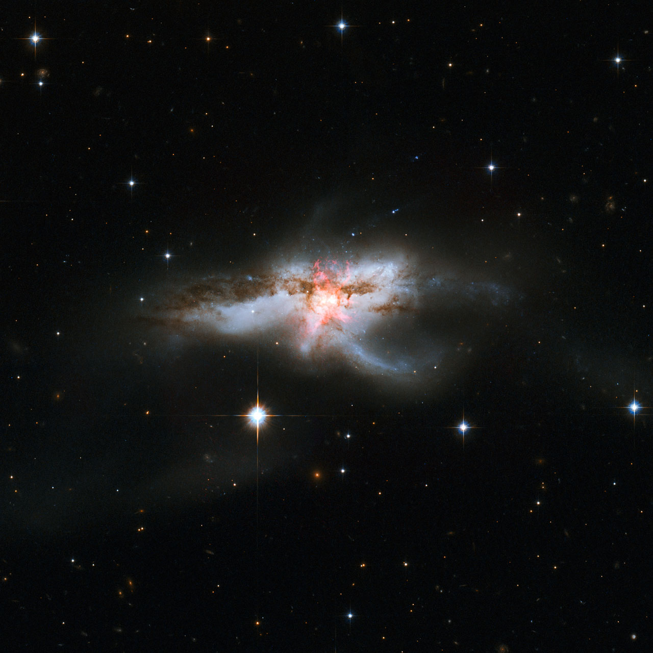 Хаббл наблюдал за галактикой в Змееносце