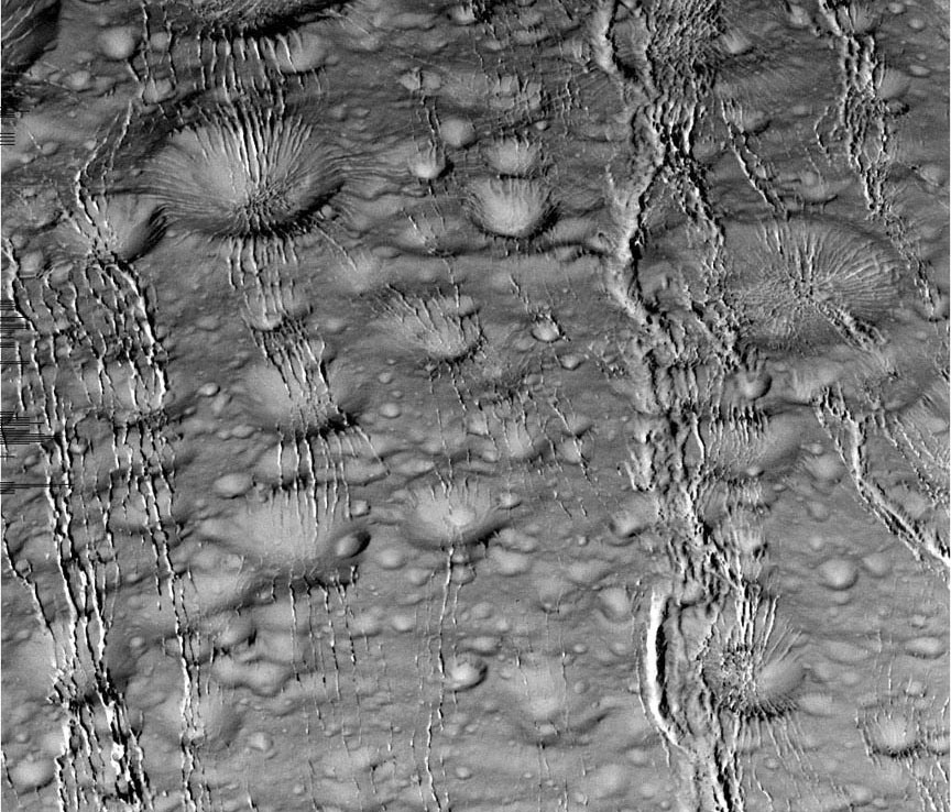 Кассини обнаружил на Энцеладе паутинообразные следы