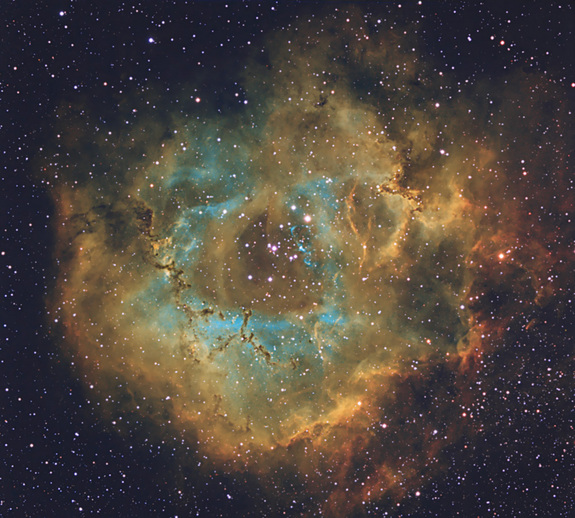 Красочное цветущее сияние туманности Розетка на великолепной фотографии астронома-любителя