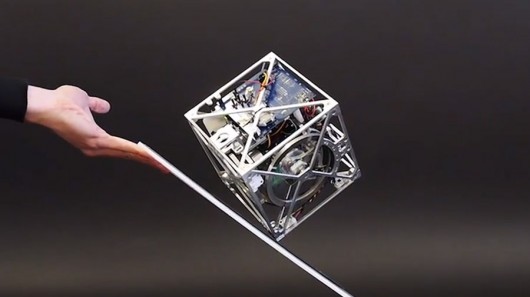 Кубообразный робот Cubli балансирует на одном углу и может двигаться самостоятельно