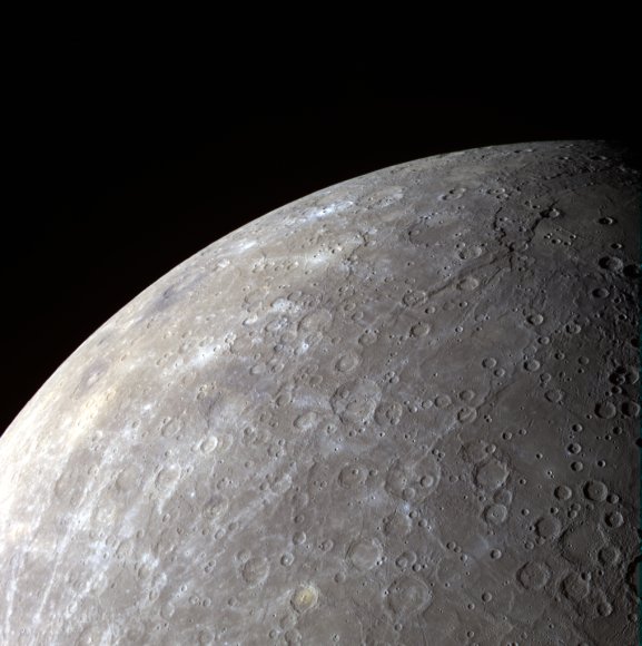 КА "Мессенджер" фотографирует южное полушарие Меркурия