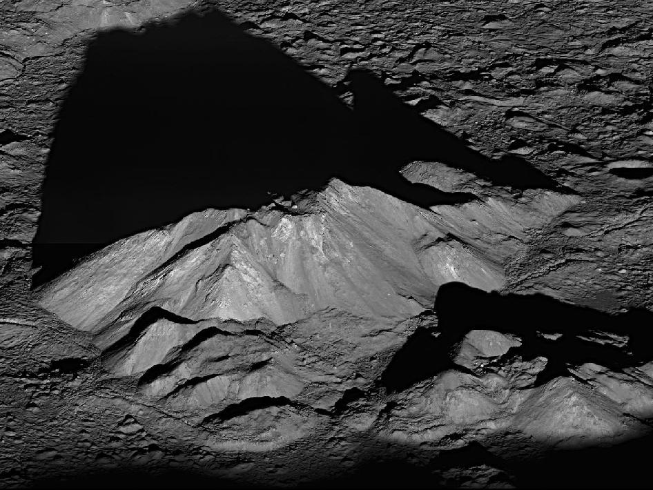 Сюрприз! В лунных кратерах сохранились осколки древних астероидов