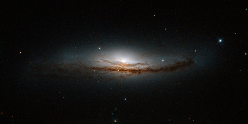 «Хаббл» вглядывается в яркий центр галактики NGC 5793