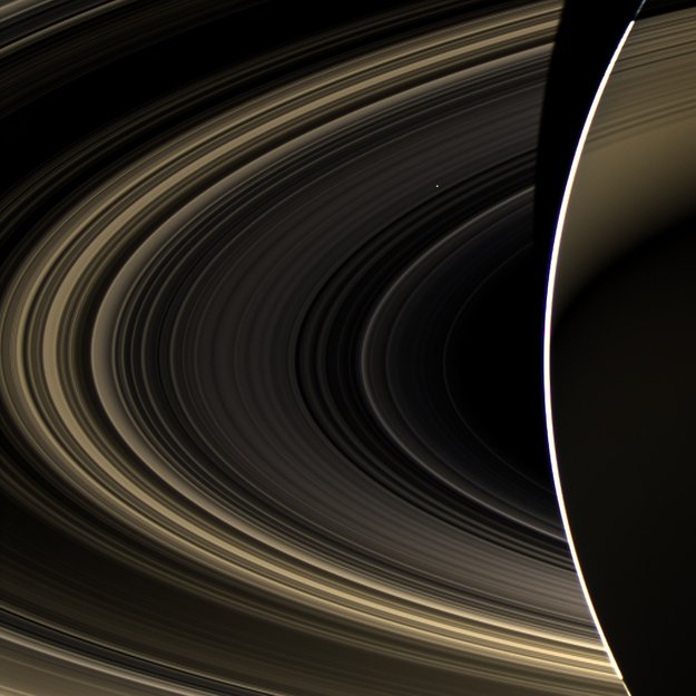 Космический аппарат НАСА фотографирует Венеру сквозь кольца Сатурна